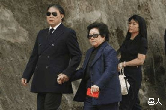 吕燕妮低调出殡，豪门原配的佼佼者，一生风光无限
