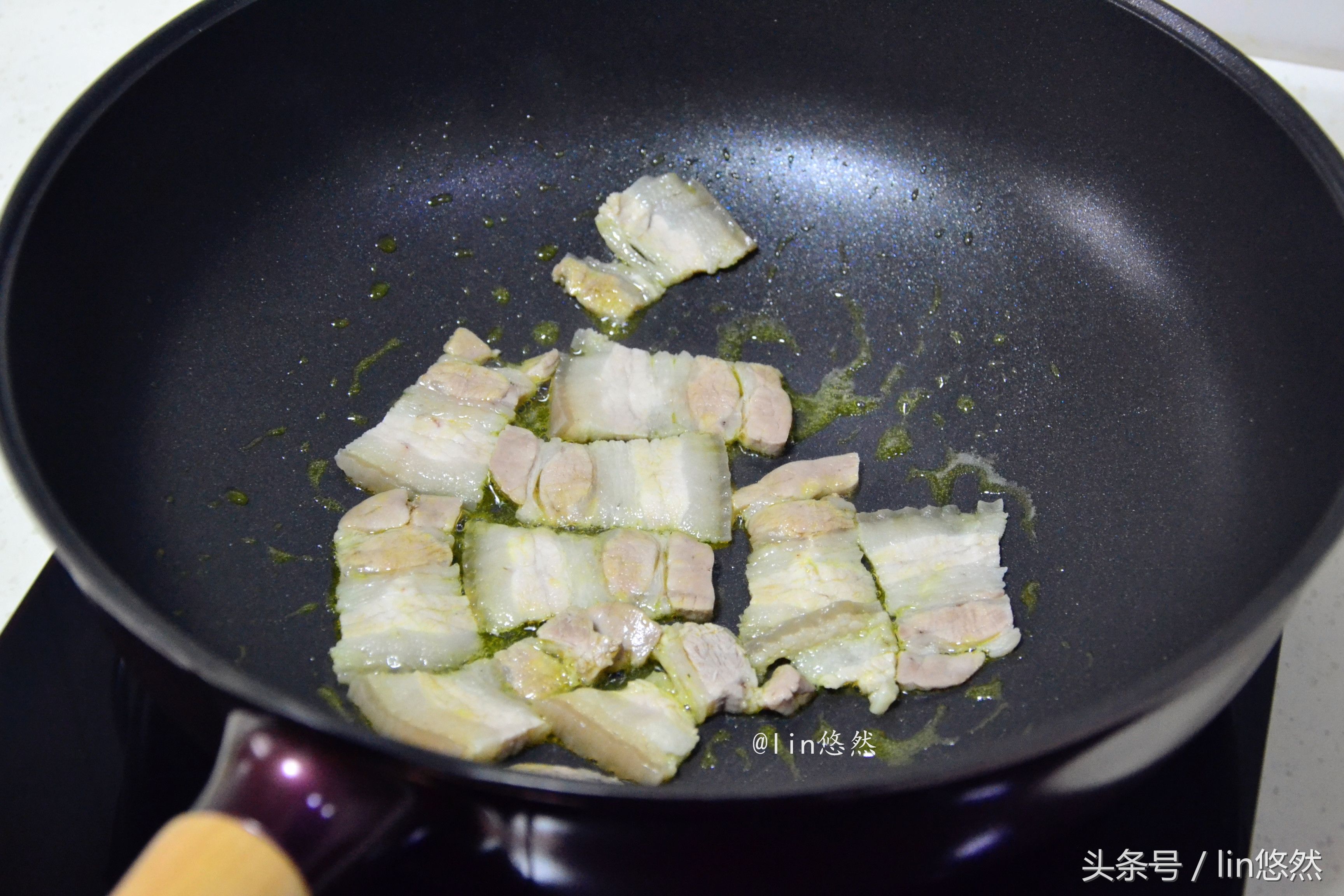 这盘菜酸辣香，下饭真不错，好吃的秘诀就是这坛子天然调味剂