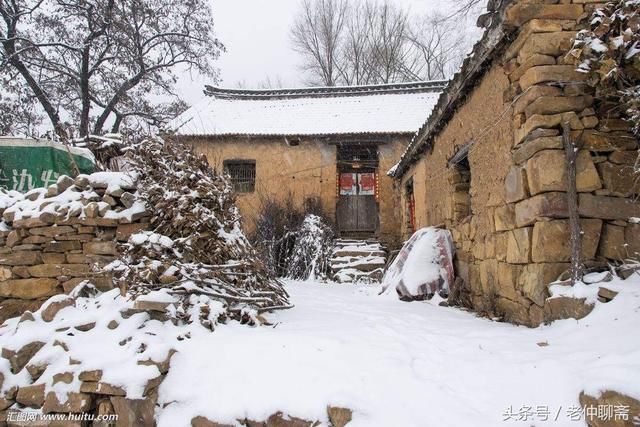 再远的路也阻止不了回家，下着雪，年三十夜如此温暖，发财中国年