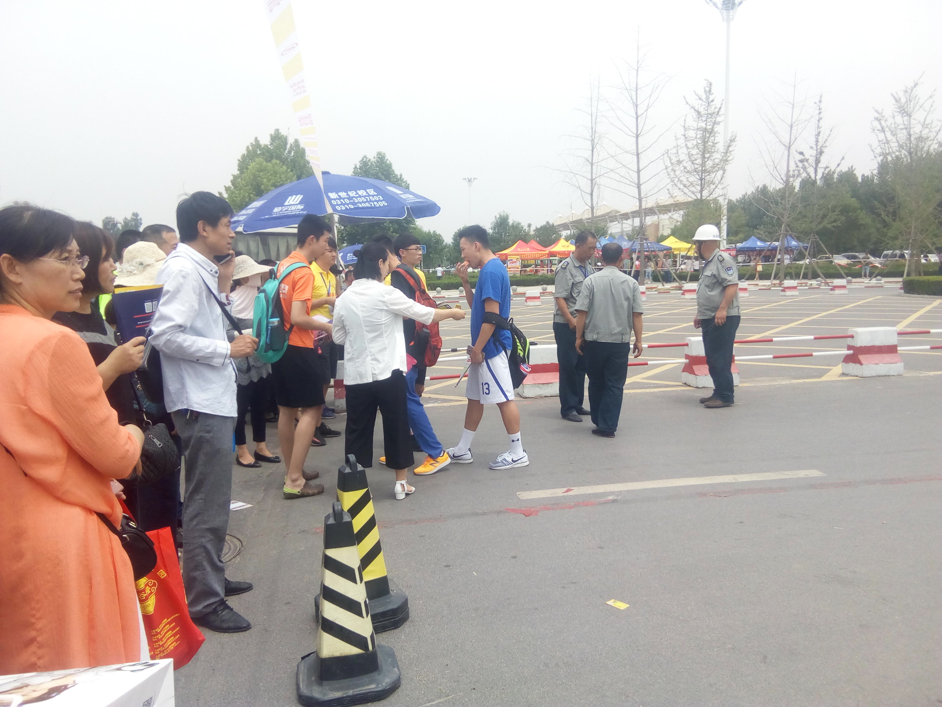 2018年高考第一天 邯郸市一中考场外场景