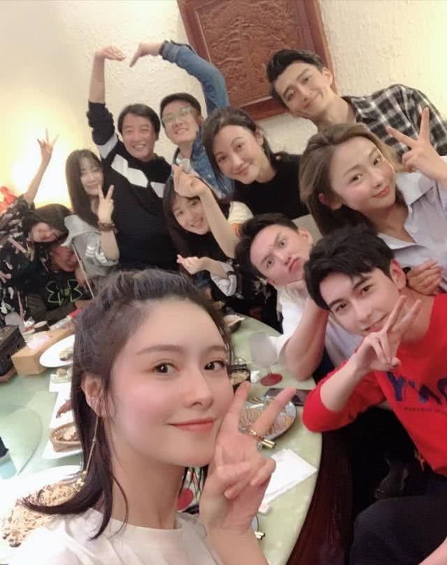 《东宫》剧组聚餐,李承鄞自拍技术太差,竟把小