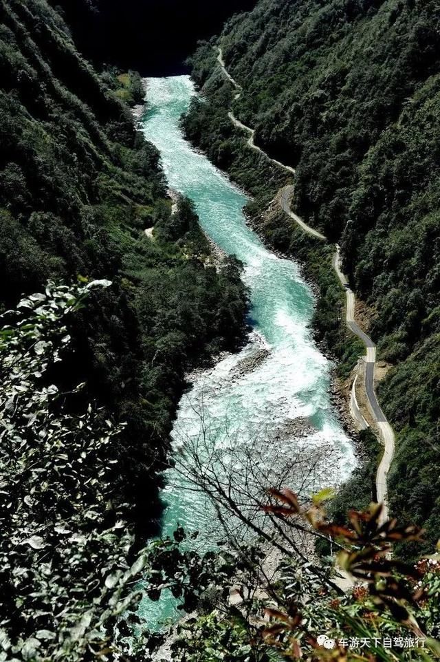 独龙江公路翻越高黎贡山，闯入怒江峡谷最后一个秘境，世外桃源！