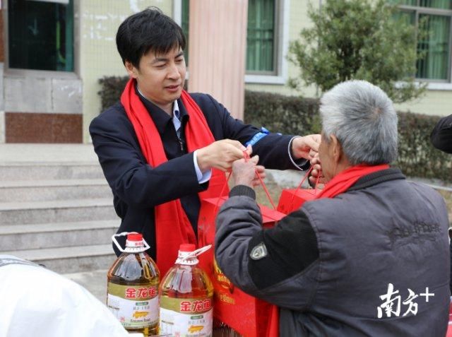 深圳市商业保理协会赴河源蓼坑村开展扶贫慰问