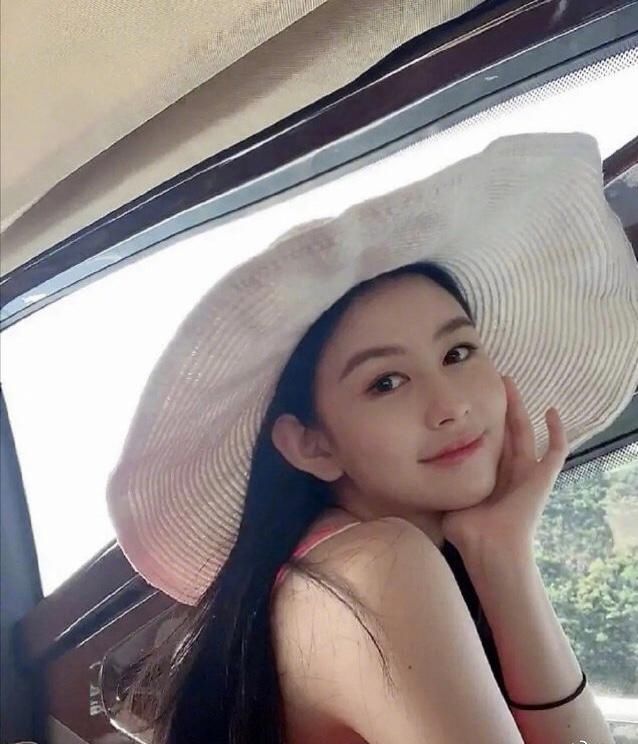 邱淑贞女儿撞脸潘帅老婆，美的像一张原生网红脸，没妈妈有辨识度