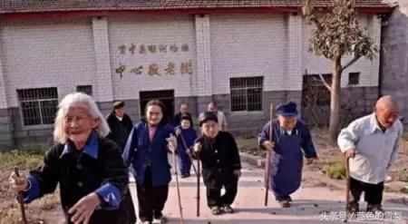 现实中的“小矮人”们,中国的一个矮人村,4岁就停止长身体