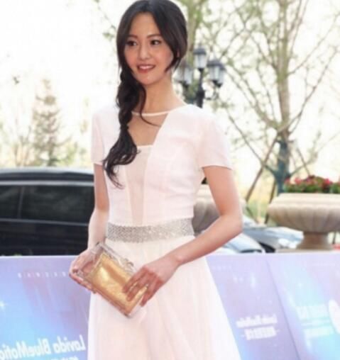 4位女星同穿白裙,杨颖实力碾压,郑爽皮肤暗黄