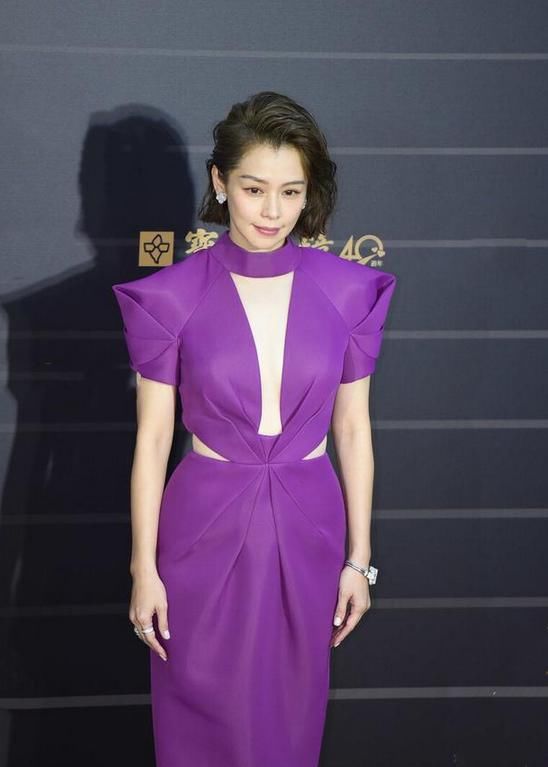 45岁徐若瑄真敢穿，一袭紫色礼服裙摩登又前卫，宛如未来女战士