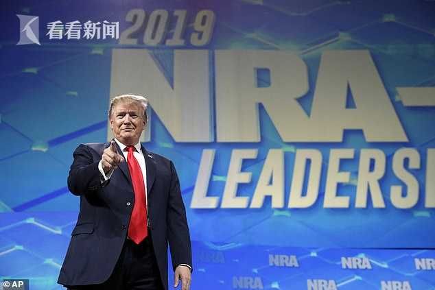 视频|特朗普登台演讲 支持者兴奋过头往台上扔手机