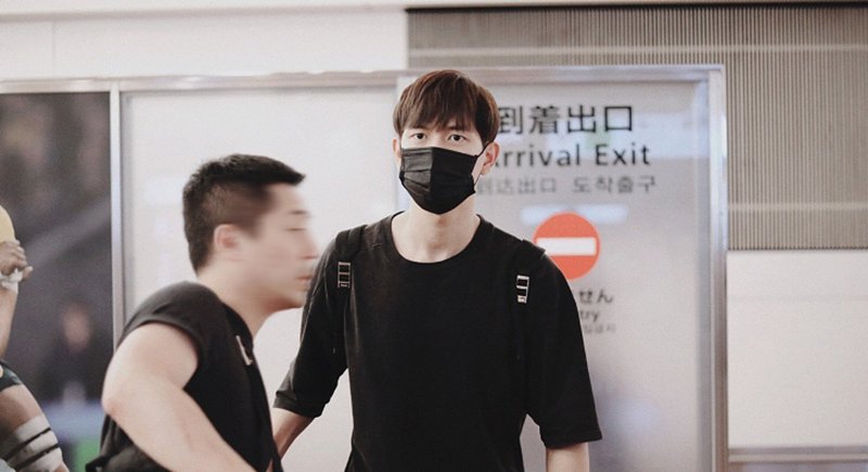李现经纪人终于学会勇敢,机场跑掉之后,逛街遇到粉丝迎难而上