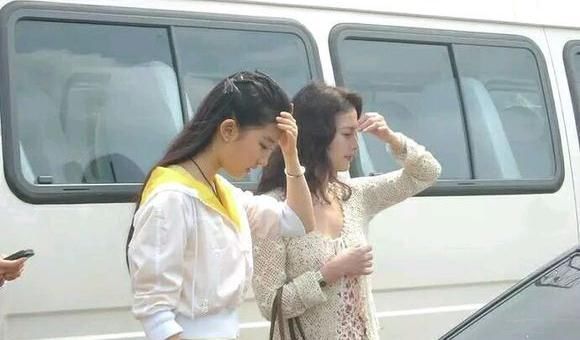 刘亦菲妈妈46岁什么水平?吧友:比十八岁她女儿