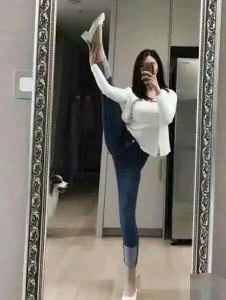 妹子,穿紧身牛仔裤,就别晒一字马了,质量不好可