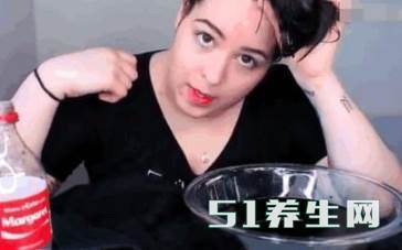 女子作死用10瓶可乐洗头,1个小时过后,大家都