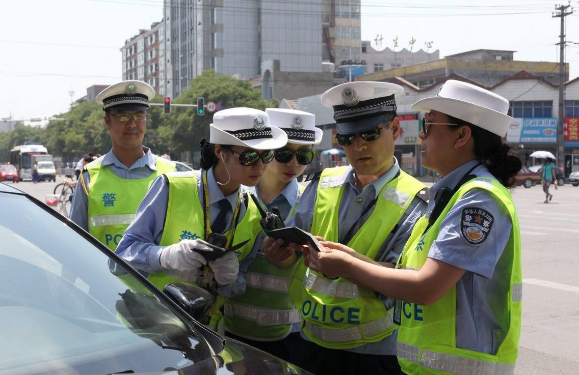 敢在北京冲卡逃逸 奥迪R8车主到底做了啥亏心