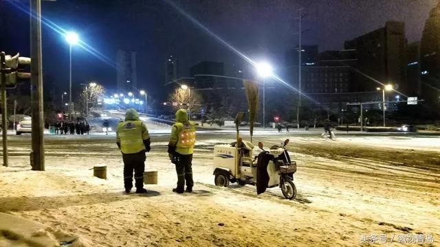 12℃+突降“暴”雪的夜晚，青岛那些不着急回家的人……致敬！