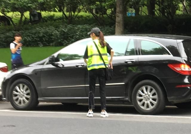 唐嫣在马路上一本正经的收停车费,与司机告别
