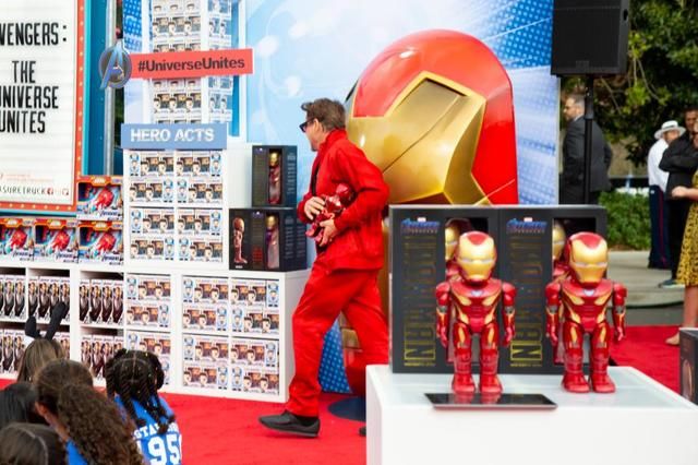 《复联4》一个响指带火的钢铁侠机器人,风靡法