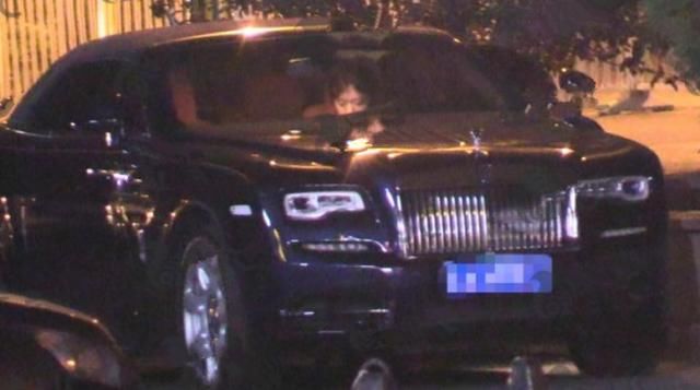 李云迪与美女约会温文尔雅,开豪车出来停路边随地小便 李云迪与美女约会温文尔雅,开豪车出来停路边随地小便