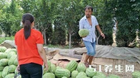 农村大叔每天五点钟起床摆摊：3天赚了20000，吃住都在路边