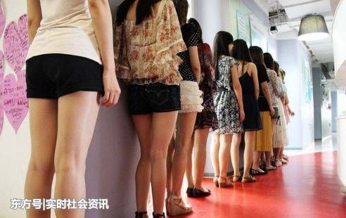 女子应聘工作，领导提出特殊要求，她表示：只要给钱，无所谓