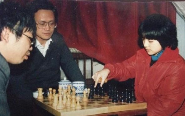 她是美女棋后，不顾父母反对远嫁卡塔尔，42岁的她如今长这样