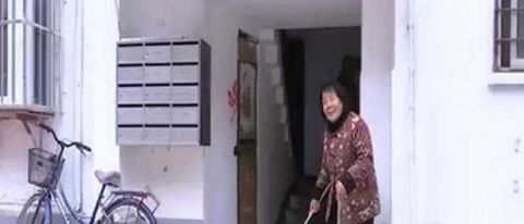 赞!济南79岁老人义务打扫楼道30年 还帮邻居通