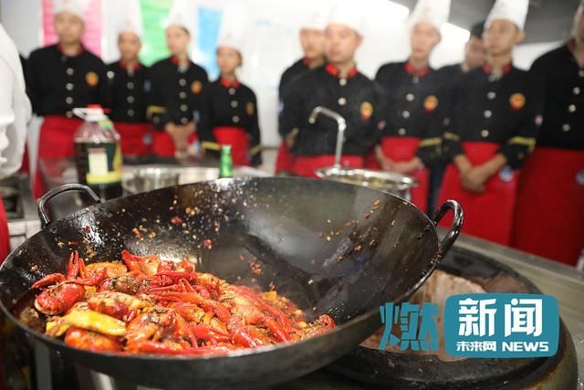 幸福专业!第一批00后进高校学做小龙虾 月薪过