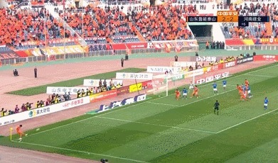 罕见!一场中超比赛出现3次争议判罚,鲁能主帅