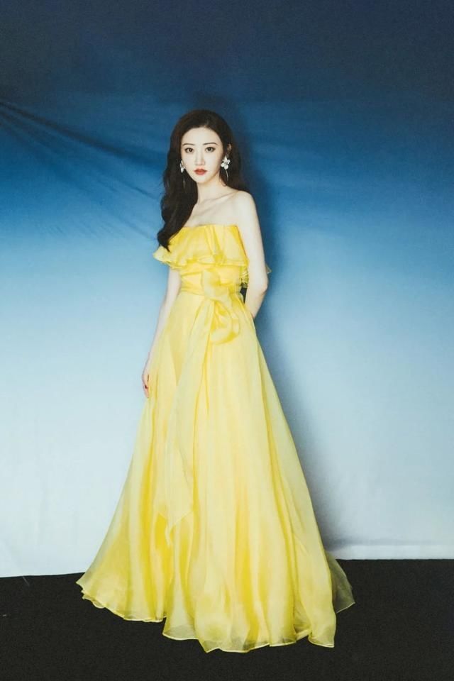 杨幂又在准备接洽新一批剧本，这次接洽剧本对她来说，跨越度很大