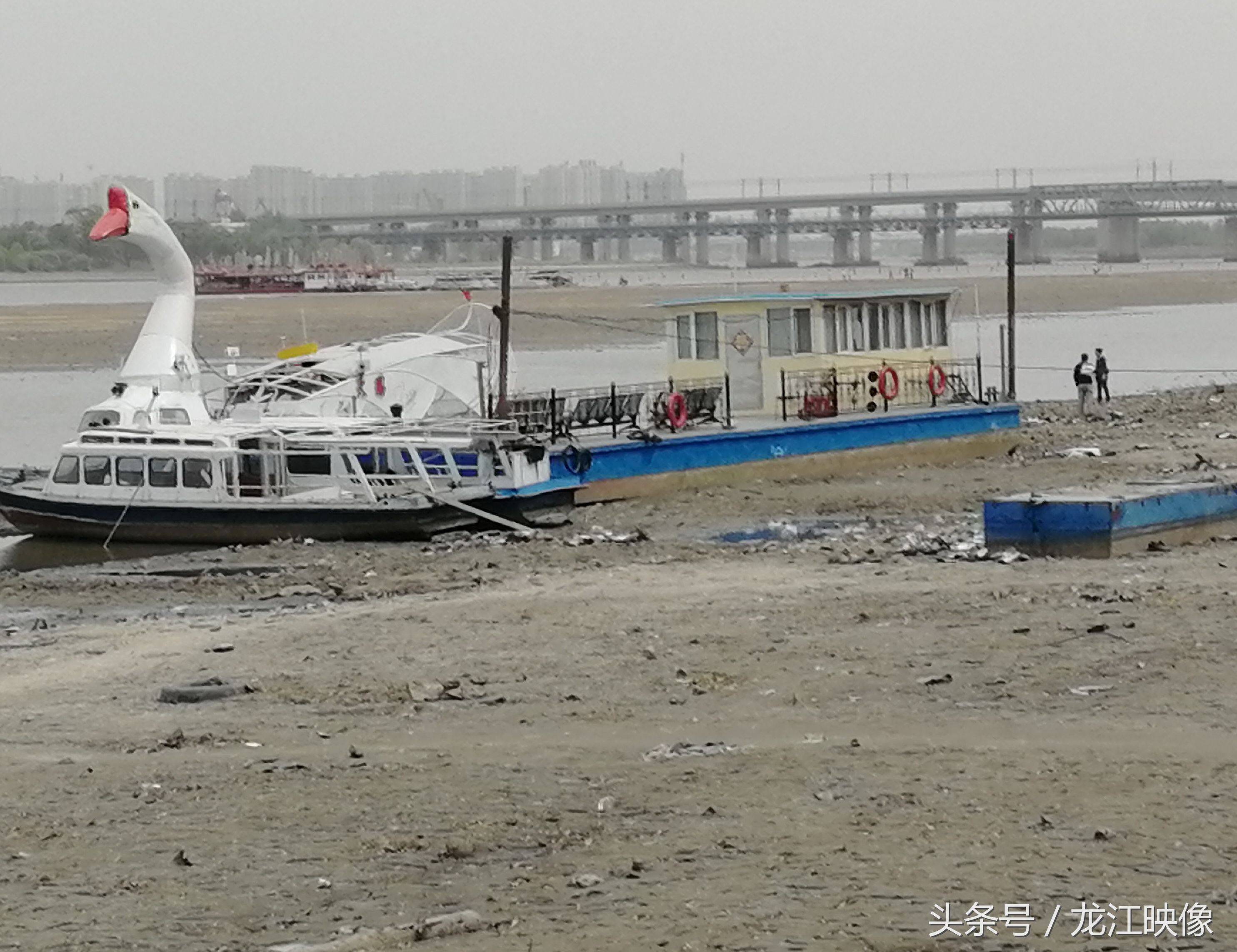 松花江边，大量码头船舶搁浅，淤泥开裂，如此干旱因为啥?