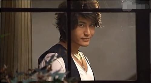 两版《泡沫之夏》欧辰绿蕾丝为夏沫扎头发,镜