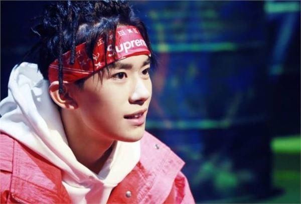 王俊凯戴发带，王源戴发带，易烊千玺戴发带，都输给了他_【快资讯】