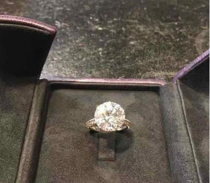 向佐向郭碧婷求婚的钻戒是假的,粉头向太坦言