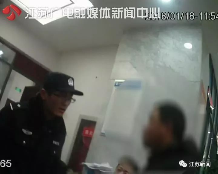 准女婿为证明实力，揣60万存单拉怀孕女友和准岳父到银行，结果尴