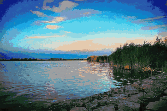 在浩瀚无际的库布其沙漠中，出现一个奇迹，一个海市蜃楼般的存在