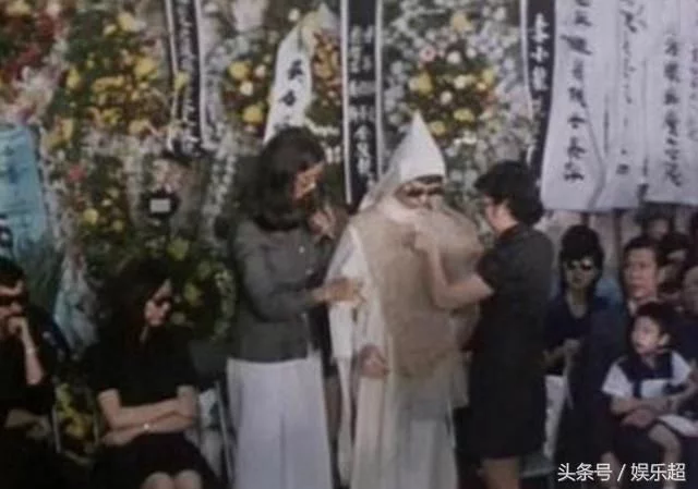 直击李小龙葬礼,妻子披麻戴孝不知其死因,儿子多年后也被射杀! - ljj_1951 - ljj_1951的博客 直击李小龙葬礼,妻子披麻戴孝不知其死因,儿子多年后也被射杀! - ljj_1951 - ljj_1951的博客