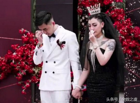 抖音最火纹身新娘:身穿黑色婚纱嫁人,婚礼风格