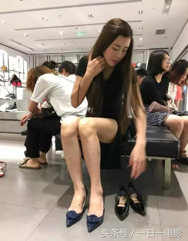 街拍:买鞋的小大姐,开叉裙