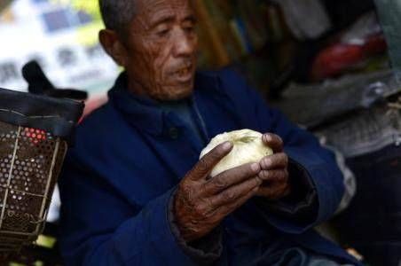 除夕夜父亲被赶出家门,乞丐请他吃了口年夜饭,1天后村里人傻了