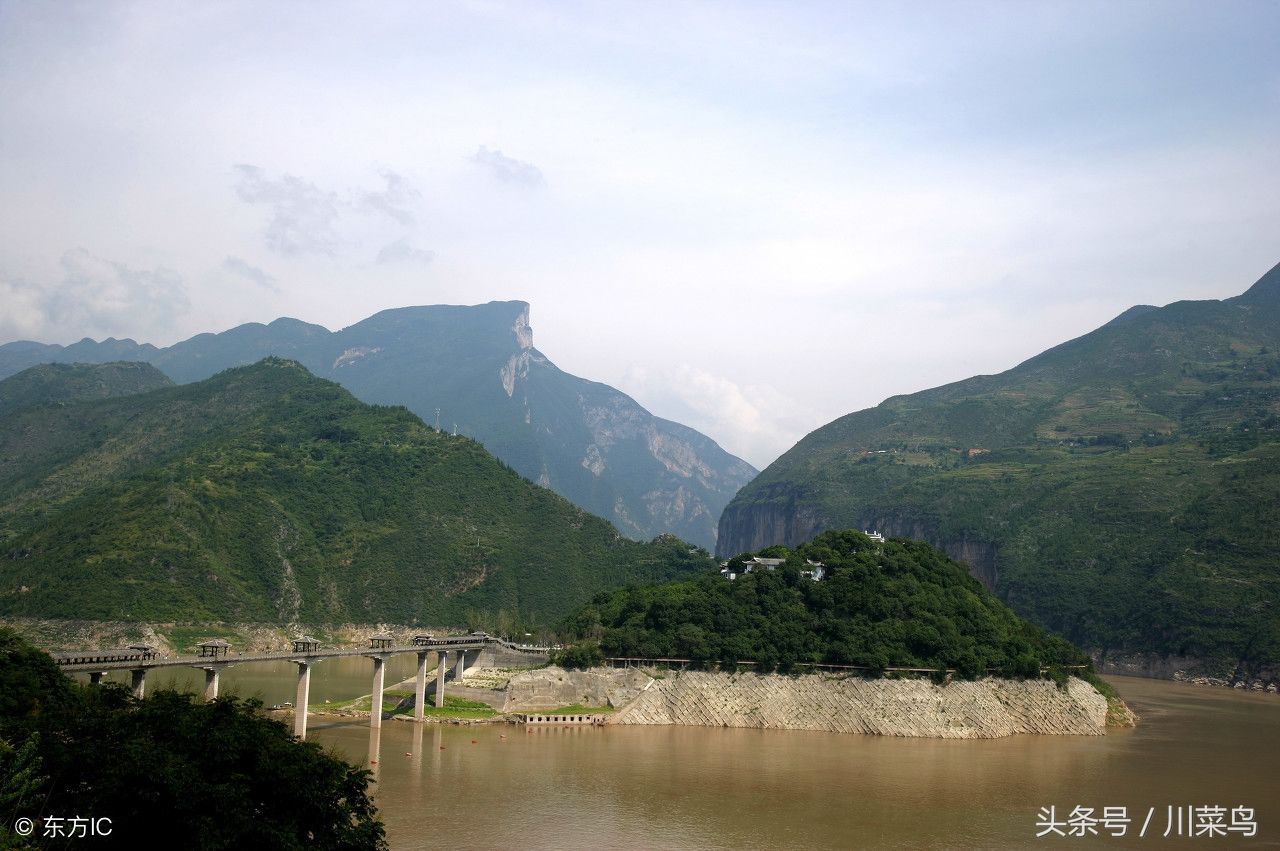 三峡，白帝城的前世今生:朝辞白帝彩云间，千里江陵一日还!