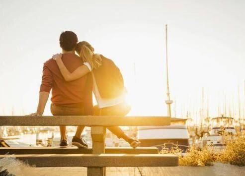 我和继母女儿同时结婚,继母给她10万嫁妆,给我一棉袄,穿上我懵
