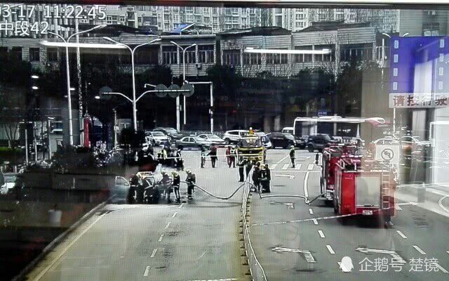 武汉闹市一辆出租车自燃 烧掉半个车头