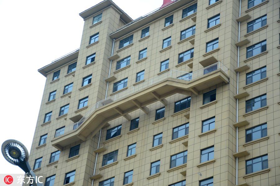 山东聊城一小区50米高层建起 悬空连廊 吓到你