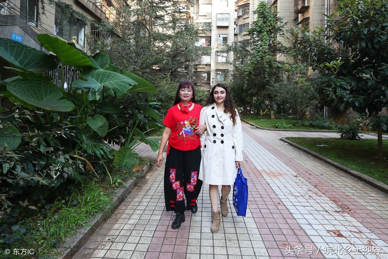 中国小伙娶洋媳妇，女孩美丽贤惠不图钱，跨国爱情幸福甜蜜