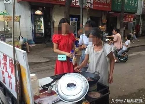 老奶奶街头卖传统小吃，每天只卖一个小时就收摊，原因是这样