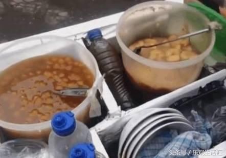 大爷摆摊卖这种“稀罕”小吃，5元一份，有人直接买了12份