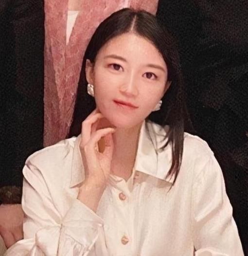 baby好卑微，与逆天太太圈合照连妆都不敢化，站角落风头也不敢抢