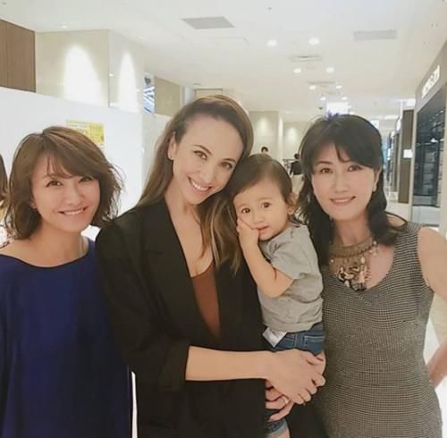 日本李嘉欣二胎产子，晒宝宝照报喜，曾被曝仙人跳丑闻离婚
