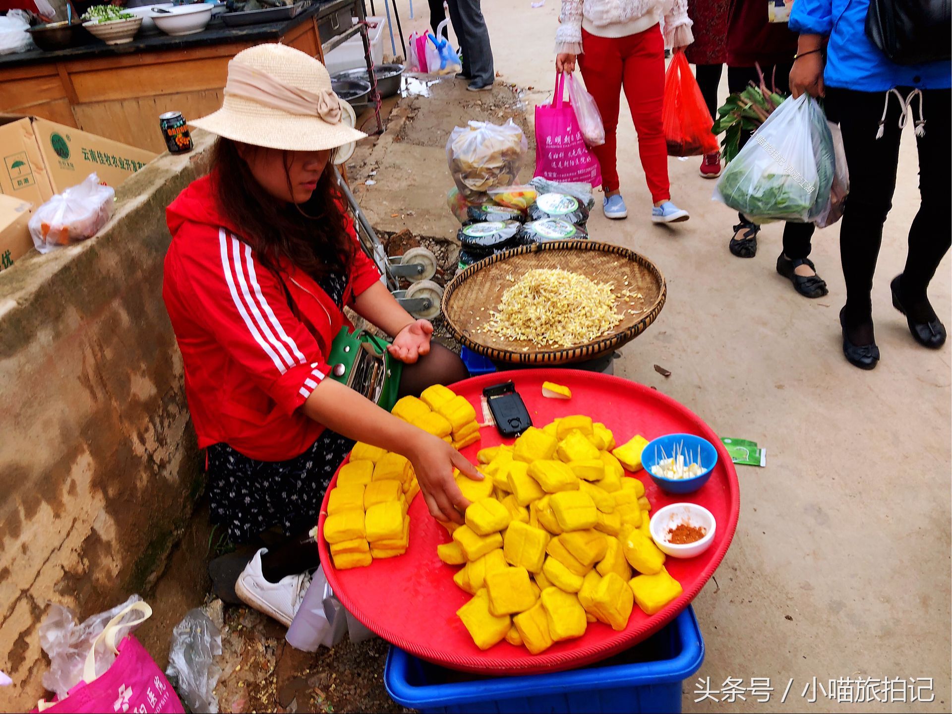 云南接地气的菜场，看着橘子烂了，为何13元一斤很多人买?