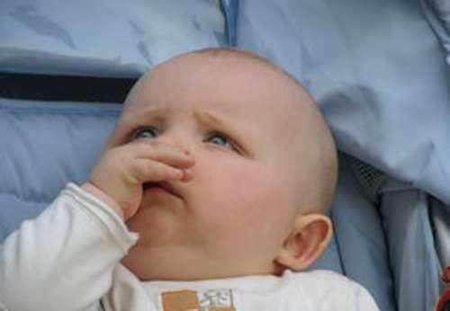 小宝宝打喷嚏、流鼻涕别紧张,教你如何辨别宝