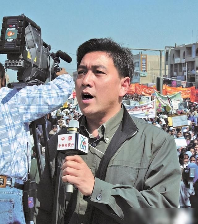 央视主持人水均益，抛弃瘫痪妻？却养智障大哥16年？
